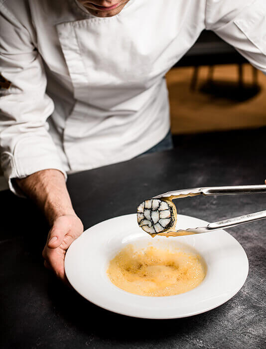 Les Savouries traiteur évènementiel à Béziers vous propose un chef étoilé à domicile.